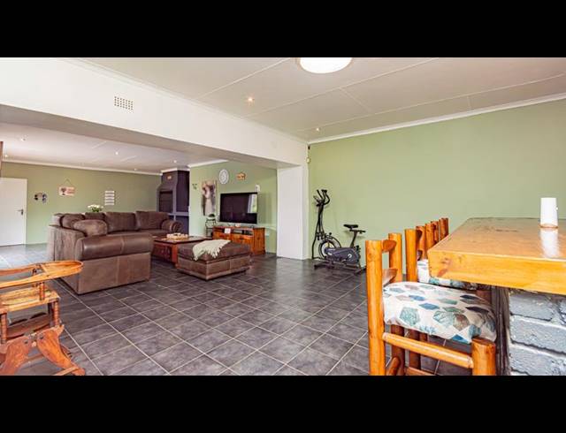 6 BEDROOM HOUSE FOR SALE IN BRACKENHURST